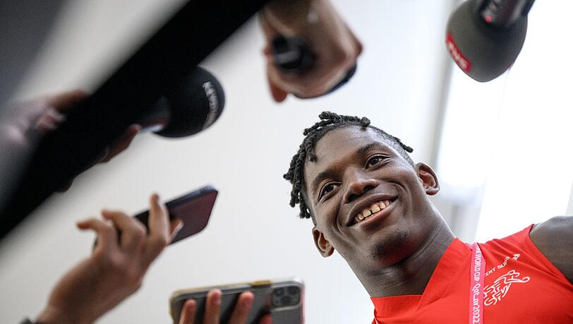 WM 2022 in Katar, Stürmer Breel Embolo spricht mit Journalisten.