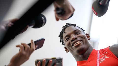 WM 2022 in Katar, Stürmer Breel Embolo spricht mit Journalisten.