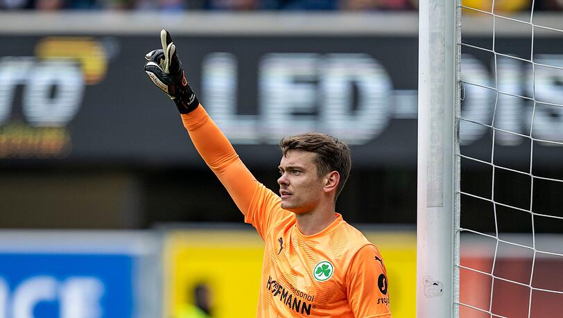 Fürths Torwart Leon Schaffran dirigiert vor dem Freistoß die Abwehrmauer.