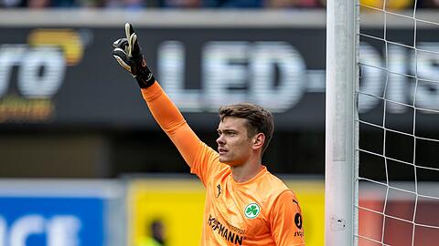 Fürths Torwart Leon Schaffran dirigiert vor dem Freistoß die Abwehrmauer.