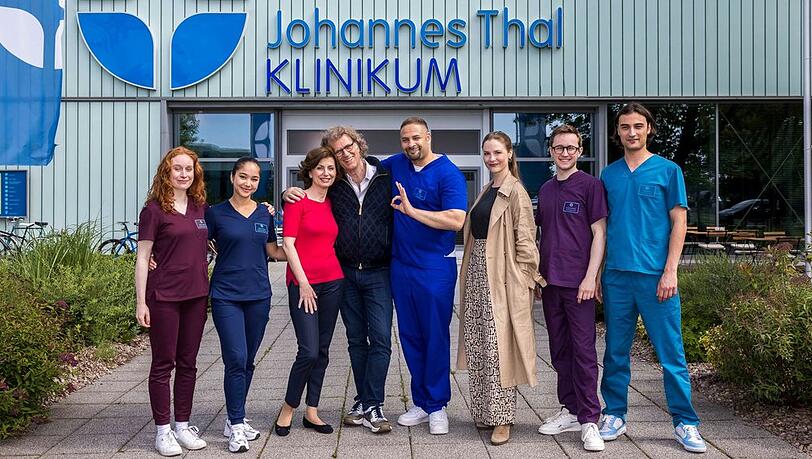 Star-Geiger André Rieu mit dem "In aller Freundschaft - Die jungen Ärzte"-Cast - hier zwischen Marijam Agischewa und Mike Adler - vor dem Erfurter "Johannes-Thal-Klinikum".