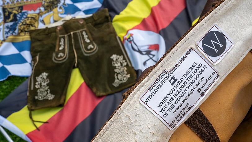 Die handgemachten Lederhosen aus Uganda sind aus dem Leder des dort lebenden Ankole-Rinds – und sehen schon sehr bayerisch aus. Die handgemachten Lederhosen aus Uganda sind aus dem Leder des dort lebenden Ankole-Rinds – und sehen schon sehr bayerisch aus.