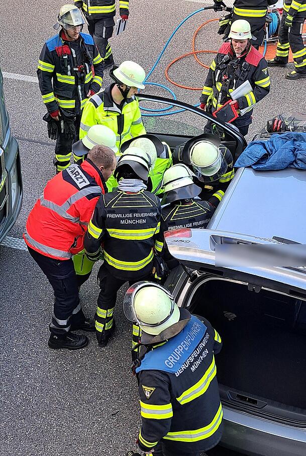 Die Feuerwehrleute mussten mit hydraulischem Gerät die B-Säule öffnen und schafften so eine sogenannte große Seitenöffnung. Die Feuerwehrleute mussten mit hydraulischem Gerät die B-Säule öffnen und schafften so eine sogenannte große Seitenöffnung.