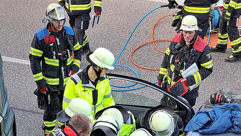 Die Feuerwehrleute mussten mit hydraulischem Gerät die B-Säule öffnen und schafften so eine sogenannte große Seitenöffnung. Die Feuerwehrleute mussten mit hydraulischem Gerät die B-Säule öffnen und schafften so eine sogenannte große Seitenöffnung.