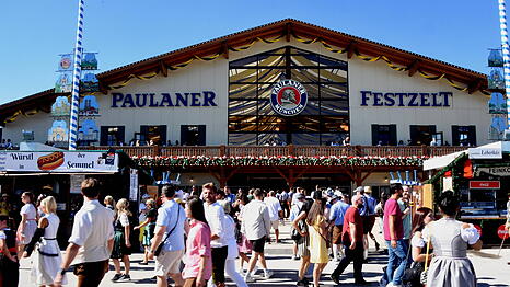 Als einziges gro&szlig;es Wiesnzelt bekommt das Paulaner Festzelt neue Wirte. Als Nachfolger von Arabella Sch&ouml;rghuber bekommen Lorenz und Christine Stiftl den Zuschlag. Damit m&ouml;chte sich der Bewerber und M&uuml;nchner-Stubn-Wirt Alexander Egger nicht zufriedengeben.