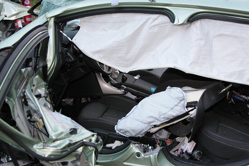 Im Landkreis Mühldorf wurden am späten Montagnachmittag zwei Personen bei einem schweren Verkehrsunfall verletzt.