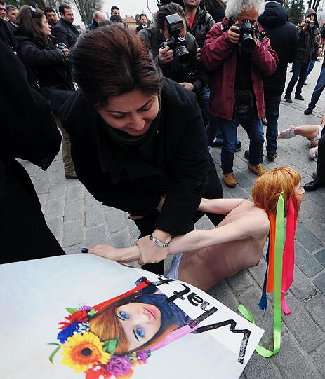 Sie haben es wieder getan - diesmal in der Türkei: In Istanbul hat die ukrainische Aktivisten-Gruppe Femen erneut nackt protestiert, um auf die häusliche Gewalt gegen Frauen aufmerksam zu machen - die Bilder.