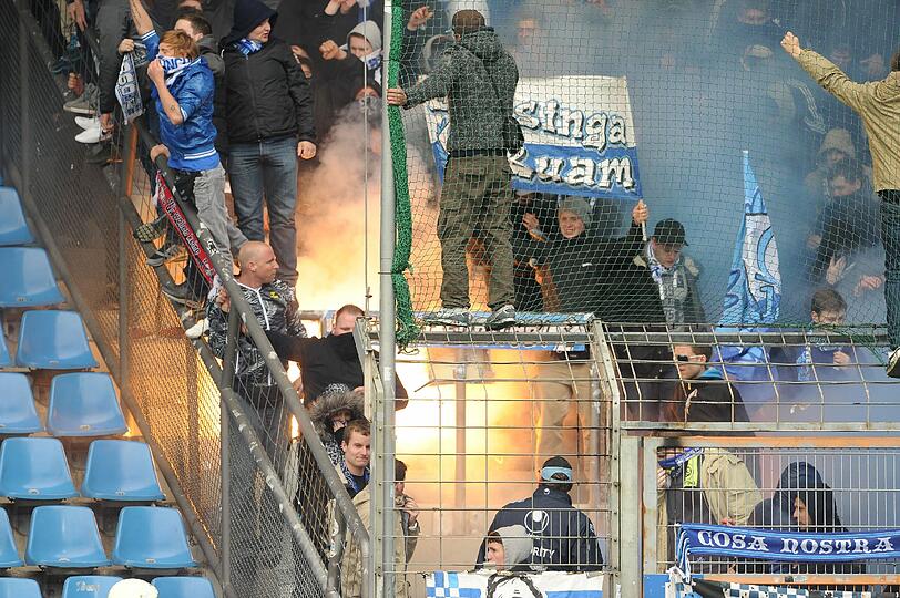 Bochum gegen TSV München 1860 am 15. April 2012: Fans zünden im Fanblock Pyrotechnik. Eines der Spiele, für das der TSv 1860 Strafe bezahlen muss.