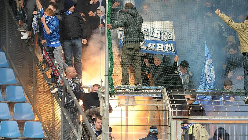 Bochum gegen TSV München 1860 am 15. April 2012: Fans zünden im Fanblock Pyrotechnik. Eines der Spiele, für das der TSv 1860 Strafe bezahlen muss. Bochum gegen TSV München 1860 am 15. April 2012: Fans zünden im Fanblock Pyrotechnik. Eines der Spiele, für das der TSv 1860 Strafe bezahlen muss.