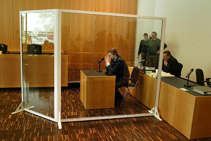 Der Mörder vor Gericht.