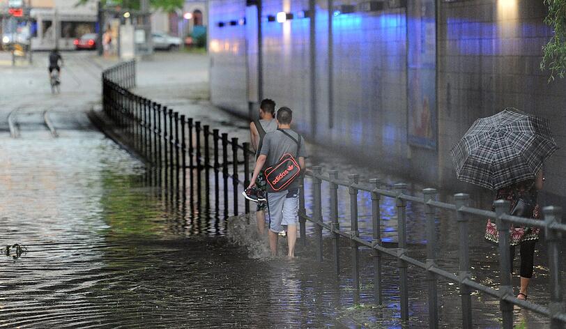 Überflutete Straßen, abgebrochene Äste: Nach der Hitze-Welle hat ein starkes Unwetter in Bayern die Einsatzkräfte in Atem gehalten. Hier aktuelle Bilder aus Augsburg