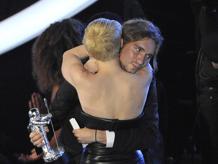 Jesse Helt umarmt Miley Cyrus auf der Bühne der VMAs