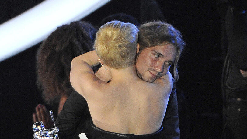 Jesse Helt umarmt Miley Cyrus auf der Bühne der VMAs Jesse Helt umarmt Miley Cyrus auf der Bühne der VMAs