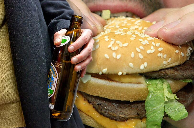 Betrunken Burger essen wollten zwei junge Männer am Wochenende. Ihr aggressives Verhalten brachte ihnen jedoch Hausverbot und eine Nacht in der Ausnüchterungszelle ein.