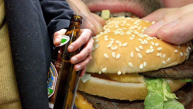 Betrunken Burger essen wollten zwei junge Männer am Wochenende. Ihr aggressives Verhalten brachte ihnen jedoch Hausverbot und eine Nacht in der Ausnüchterungszelle ein. Betrunken Burger essen wollten zwei junge Männer am Wochenende. Ihr aggressives Verhalten brachte ihnen jedoch Hausverbot und eine Nacht in der Ausnüchterungszelle ein.