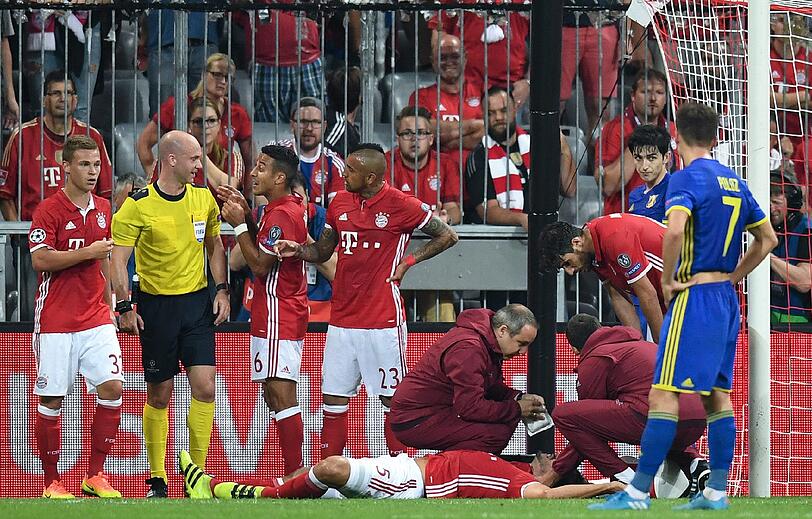 Schrecksekunde für den FC Bayern: Nach dem brutalen Foul eines russischen Spielers bleibt Hummels am Boden liegen.