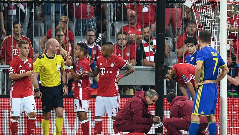 Schrecksekunde für den FC Bayern: Nach dem brutalen Foul eines russischen Spielers bleibt Hummels am Boden liegen. Schrecksekunde für den FC Bayern: Nach dem brutalen Foul eines russischen Spielers bleibt Hummels am Boden liegen.