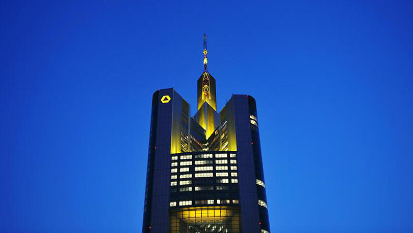 Die Zentrale der Commerzbank in Frankfurt am Main leuchtet im Abendlicht. Die Zentrale der Commerzbank in Frankfurt am Main leuchtet im Abendlicht.