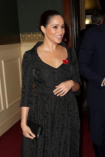 Ist Herzogin Meghan wieder schwanger? Bei ihrem Auftritt beim Remembrance Festival legt sie ihre Hand schützend auf ihren Bauch.