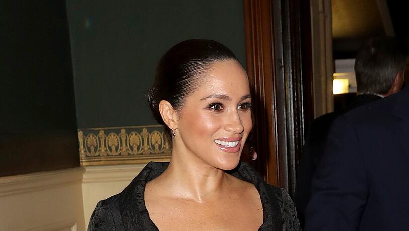 Ist Herzogin Meghan wieder schwanger? Bei ihrem Auftritt beim Remembrance Festival legt sie ihre Hand schützend auf ihren Bauch. Ist Herzogin Meghan wieder schwanger? Bei ihrem Auftritt beim Remembrance Festival legt sie ihre Hand schützend auf ihren Bauch.