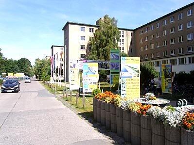 Beton und Schilderwald in Prora, Foto: H.W. Rodrian