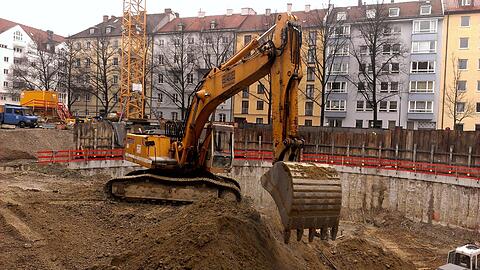 Ein Bagger schaufelt sich hier durch die Erde.