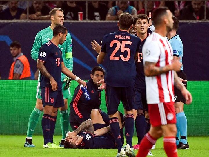 Lucas Hernandez von München liegt am Boden und wird behandelt. Foto: Sven Hoppe/dpa