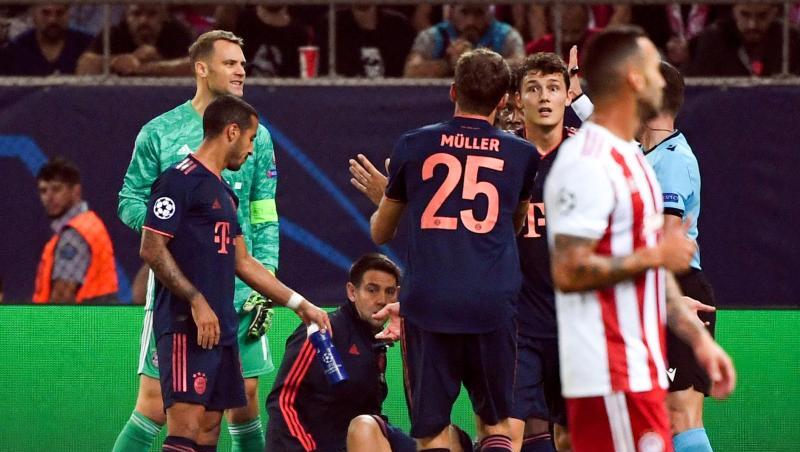 Lucas Hernandez von München liegt am Boden und wird behandelt. Foto: Sven Hoppe/dpa Lucas Hernandez von München liegt am Boden und wird behandelt. Foto: Sven Hoppe/dpa