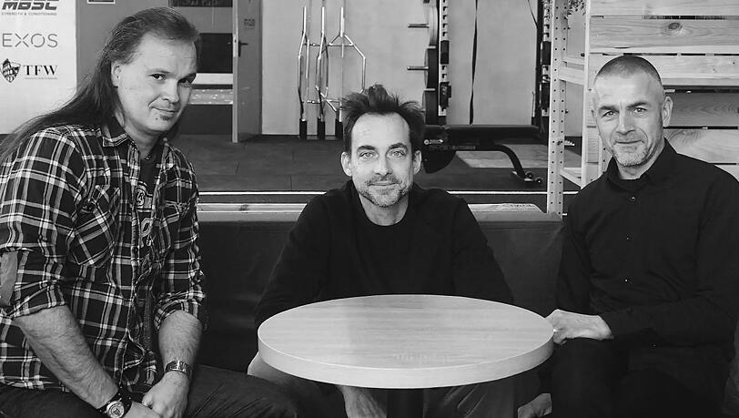 Das letzte AZ-Interview: Für die Weihnachtsausgabe 2018 spricht Lobinger (M.) mit Sportchef Matthias Kerber (l.) und Reporter Florian Kinast. Das letzte AZ-Interview: Für die Weihnachtsausgabe 2018 spricht Lobinger (M.) mit Sportchef Matthias Kerber (l.) und Reporter Florian Kinast.