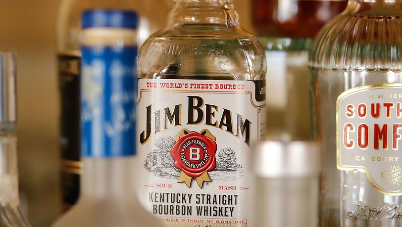 Führt die EU Vergeltungszölle auf US-Produkte wie amerikanischen Whiskey ein? Das ist eine der Fragen im aktuellen Zollkonflikt.