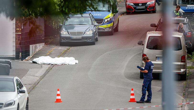 Die Polizei warnt vor dem flüchtigen Tatverdächtigen.