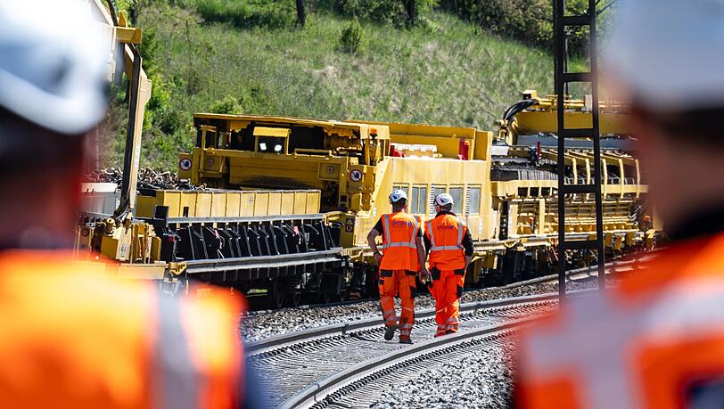 Bei der Bahn stehen zahlreiche Bauarbeiten in Bayern an. (Symbolbild)