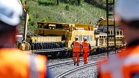 Bei der Bahn stehen zahlreiche Bauarbeiten in Bayern an. (Symbolbild)