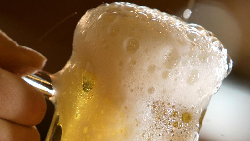 Ein Glas Bier wird in einem Dresdner Gasthaus gezapft (Archivfoto). Ein Glas Bier wird in einem Dresdner Gasthaus gezapft (Archivfoto).