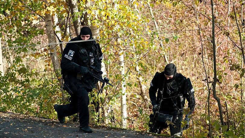 Schwer bewaffnet durchkämmen die SEK-Kräfte den BEreich um den Tatort... Schwer bewaffnet durchkämmen die SEK-Kräfte den BEreich um den Tatort...