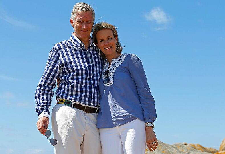 Der belgische König Philippe und seine Frau Mathilde sprachen der niederländischen Königsfamilie ihr Mitgefühl aus. Philippe hatte sowohl mit Beatrix als auch mit Willem-Alexander telefoniert. Mathilde hatte mit Máxima Kontakt, teilte ein Sprecher des belgischen Hofes mit.