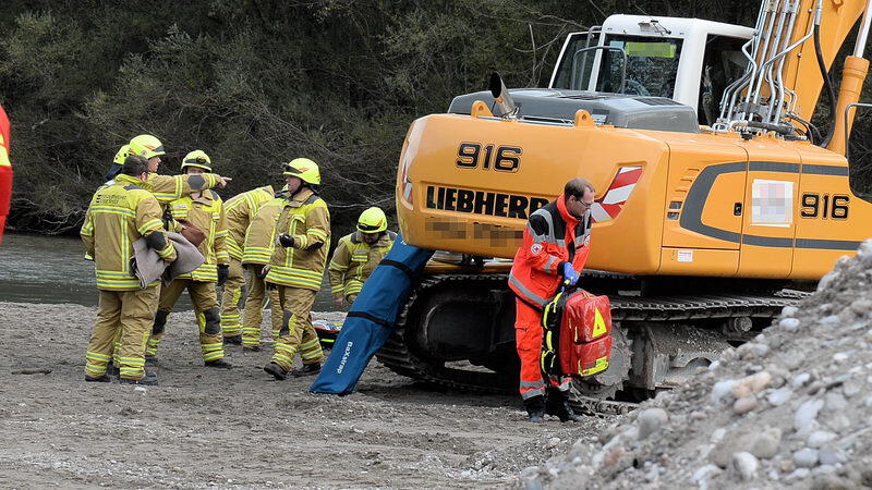 An einer Kies-Entnahmestelle am Fluss Tiroler Achen ereignete sich der schwere Unfall.