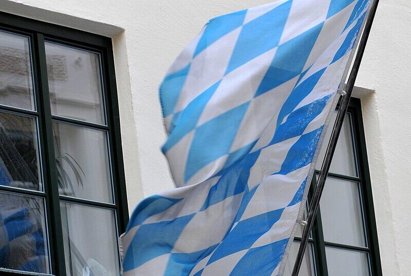 Worüber man sich vor Gericht alles streiten kann. In Augsburg geht es demnächst um eine auf einem Balkon gehisste Bayernflagge.