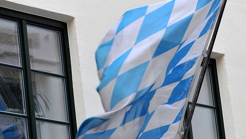 Worüber man sich vor Gericht alles streiten kann. In Augsburg geht es demnächst um eine auf einem Balkon gehisste Bayernflagge. Worüber man sich vor Gericht alles streiten kann. In Augsburg geht es demnächst um eine auf einem Balkon gehisste Bayernflagge.