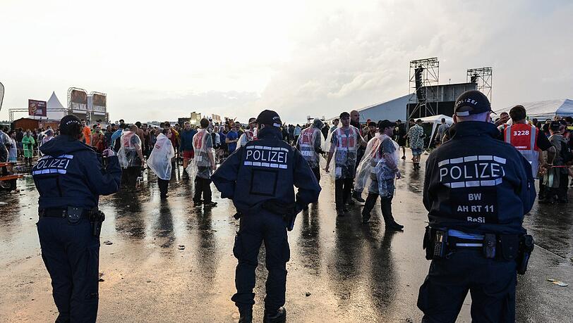 Polizisten sperren am am ersten Tag des "Southside Festivals" nach einer Unwetterwarnung im Regen das Festivalgelände ab. Polizisten sperren am am ersten Tag des "Southside Festivals" nach einer Unwetterwarnung im Regen das Festivalgelände ab.