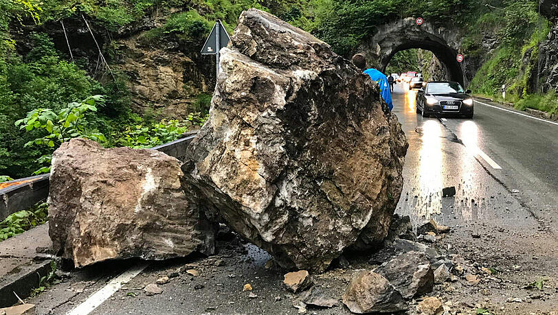 Über drei Kubikmeter Geröll fielen auf die B305 Über drei Kubikmeter Geröll fielen auf die B305