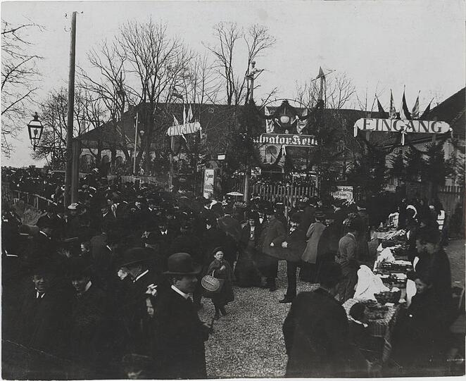 Um 1900 drängen sich die Menschen vorm Salvatorkeller.
