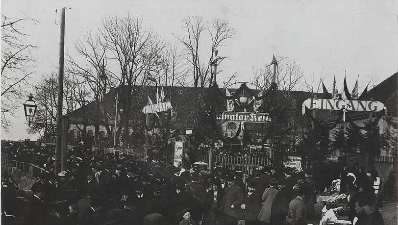 Um 1900 drängen sich die Menschen vorm Salvatorkeller. Um 1900 drängen sich die Menschen vorm Salvatorkeller.