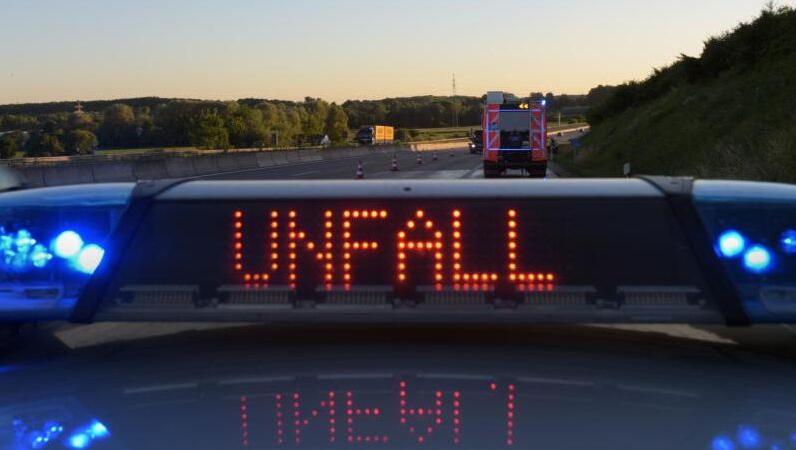 Polizeiwagen mit Blaulicht und Unfallwarnung. (Symbolbild) Polizeiwagen mit Blaulicht und Unfallwarnung. (Symbolbild)
