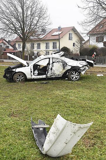 Nach Angaben der Polizei hat der 18-jährige Unfallverursacher aus dem Landkreis Ebersberg keinen Führerschein.