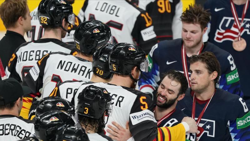 Die deutschen Eishockeyspieler gratulieren dem US-Team zum Sieg.