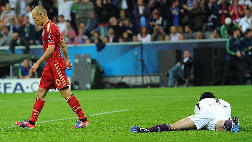 Im Finale dahoam verschießt er einen Elfmeter gegen Chelsea und verliert mit Bayern: Arjen Robben (l.).