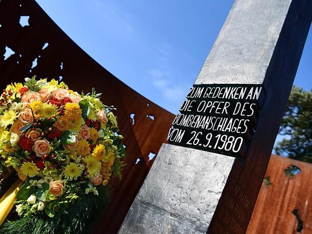 Blumen stehen neben dem Denkmal für das Oktoberfest-Attentat. Blumen stehen neben dem Denkmal für das Oktoberfest-Attentat.