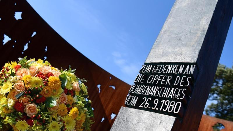 Blumen stehen neben dem Denkmal für das Oktoberfest-Attentat.