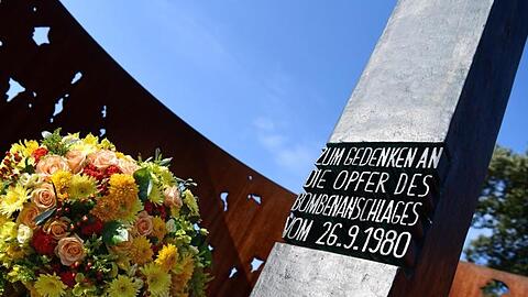 Blumen stehen neben dem Denkmal für das Oktoberfest-Attentat.